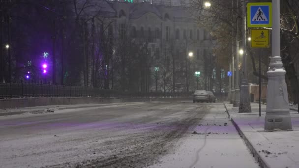 Calle completamente vacía en invierno durante las nevadas por la noche — Vídeos de Stock