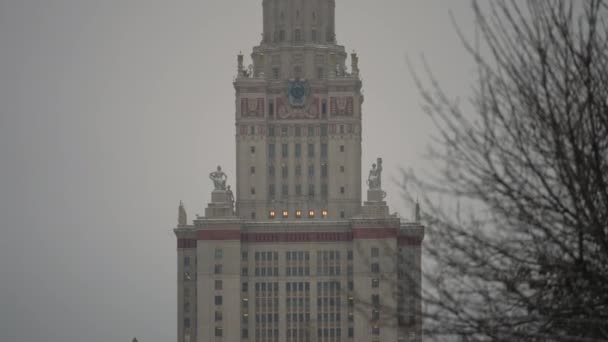 A famosa Universidade Estatal de Moscou no inverno durante o dia — Vídeo de Stock