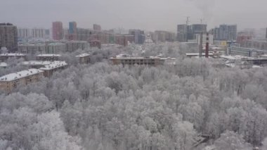 Kar yağışı sonrası kış şehri. Kar yağdıktan sonra Moskova 'nın kış mevsiminde uyuma alanı manzarası. Hava görünümü