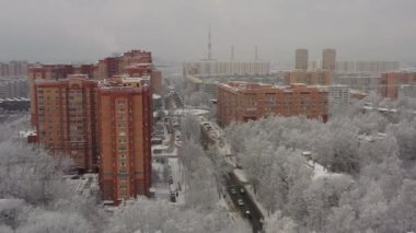 Kar yağışı sonrası kış şehri. Kar yağdıktan sonra Moskova 'nın kış mevsiminde uyuma alanı manzarası. Hava görünümü