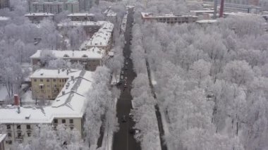 Kar yağışı sonrası kış şehri. Kar yağdıktan sonra Moskova 'nın kış mevsiminde uyuma alanı manzarası. Hava görünümü