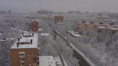 Kar yağışı sonrası kış şehri. Kar yağdıktan sonra Moskova 'nın kış mevsiminde uyuma alanı manzarası. Hava görünümü