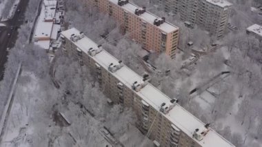 Kar yağışı sonrası kış şehri. Kar yağdıktan sonra Moskova 'nın kış mevsiminde uyuma alanı manzarası. Hava görünümü