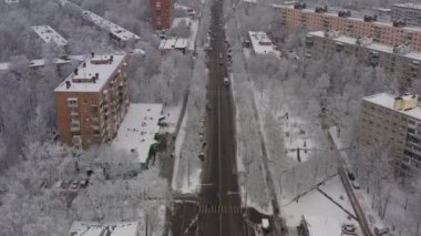 Kar yağışı sonrası kış şehri. Kar yağdıktan sonra Moskova 'nın kış mevsiminde uyuma alanı manzarası. Hava görünümü