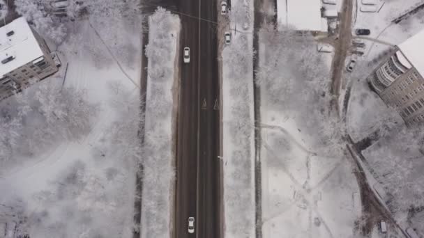 Un paisaje urbano de invierno después de una nevada. Vista de la zona de dormir de Moscú en invierno después de las nevadas. Vista aérea — Vídeos de Stock