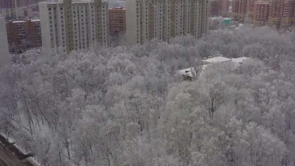 Un paisaje urbano de invierno después de una nevada. Vista de la zona de dormir de Moscú en invierno después de las nevadas. Vista aérea — Vídeos de Stock