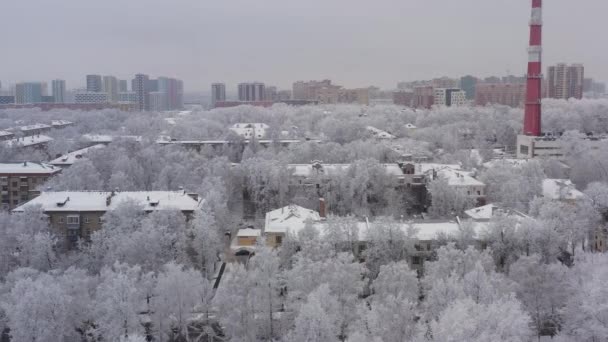 Un paisaje urbano de invierno después de una nevada. Vista de la zona de dormir de Moscú en invierno después de las nevadas. Vista aérea — Vídeos de Stock