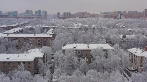 Un paysage urbain hivernal après une chute de neige. Vue de la zone de sommeil de Moscou en hiver après les chutes de neige. Vue aérienne — Video