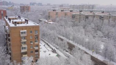 Kar yağışı sonrası kış şehri. Kar yağdıktan sonra Moskova 'nın kış mevsiminde uyuma alanı manzarası. Hava görünümü
