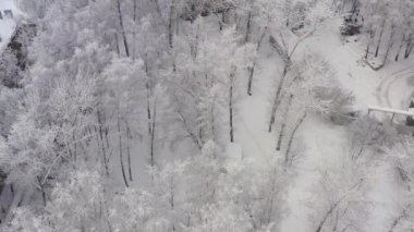 Kar yağışı sonrası kış şehri. Kar yağdıktan sonra Moskova 'nın kış mevsiminde uyuma alanı manzarası. Hava görünümü