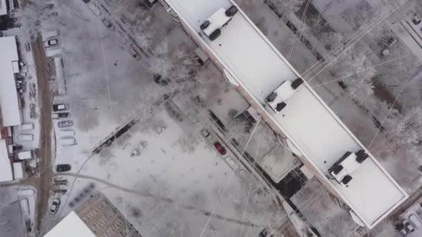 The yard of the apartment building is covered with snow after the snowfall. Winter landscape of a sleeping area after a snowfall. Aerial view — Stock Video