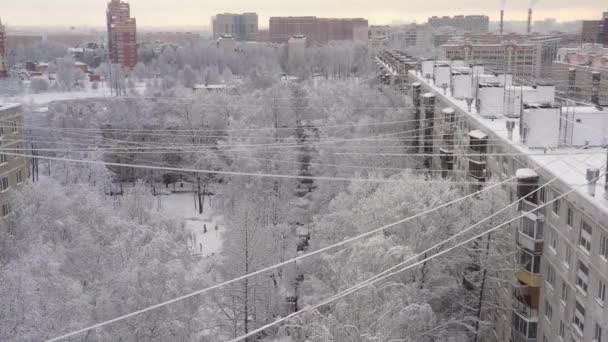 El patio del edificio de apartamentos está cubierto de nieve después de la nevada. Paisaje invernal de una zona de descanso después de una nevada. Vista aérea — Vídeos de Stock