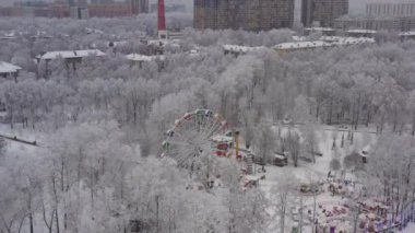 Kar yağışı sonrası kış şehri. Kar yağışı sonrası. Park ve şehir karla kaplı.