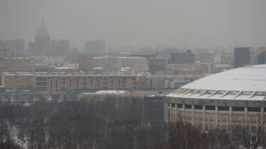 Moscows Luzhniki Stadyumu kışın kar yağdıktan sonra. Panorama