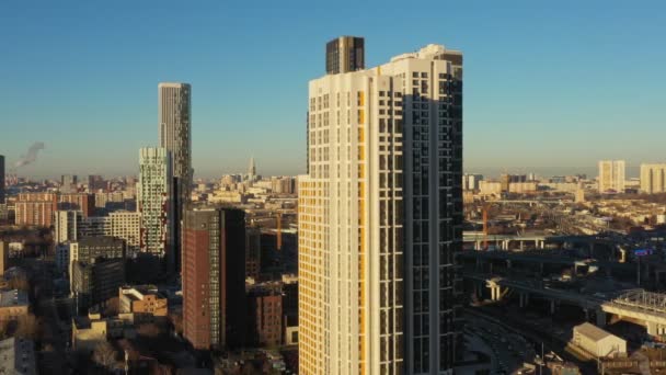 A modern high-rise building in the business district of Moscow in the autumn on a bright day. Aerial view — Stockvideo