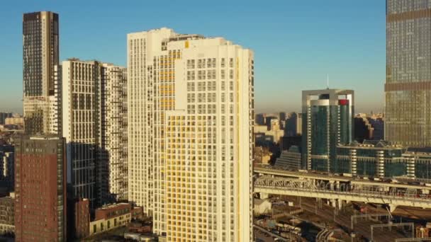 A modern high-rise building in the business district of Moscow in the autumn on a bright day. Aerial view — Stockvideo