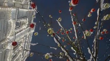 Şehir sokaklarında yeni yıl ışıklandırması, yeni yılda hafif süslemeler, akşam sokaklarının tatil manzarası. Karanlıkta