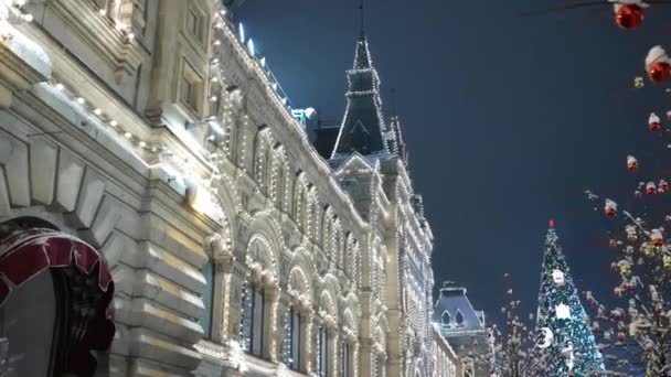 Nyår belysning på stadens gator, ljus dekorationer i det nya året, semester utsikt över kvällsgatorna. i mörkret — Stockvideo