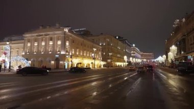 Moskova, Rusya-Aralık 2021: Şehir sokaklarında yeni yıl ışıklandırması, yeni yılda hafif süslemeler, akşam sokaklarının tatil manzarası. Karanlıkta. İnsanlar yürür ve eğlenir.