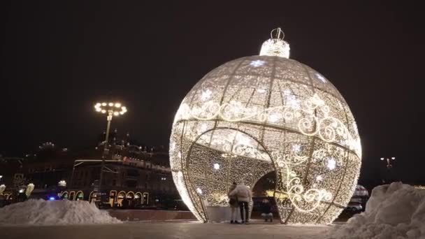 Moskau, Russland-Dezember 2021: Silvesterbeleuchtung auf den Straßen der Stadt, Lichterschmuck im neuen Jahr, Urlaubsansichten auf den Abendstraßen. im Dunkeln. Die Leute gehen und haben Spaß — Stockvideo