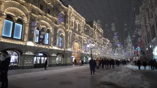 Moskva, Rusko-prosinec 2021: Silvestrovské osvětlení na ulicích města, světlá výzdoba v novém roce, prázdninové výhledy na večerní ulice. ve tmě. Lidé chodí a baví se — Stock video