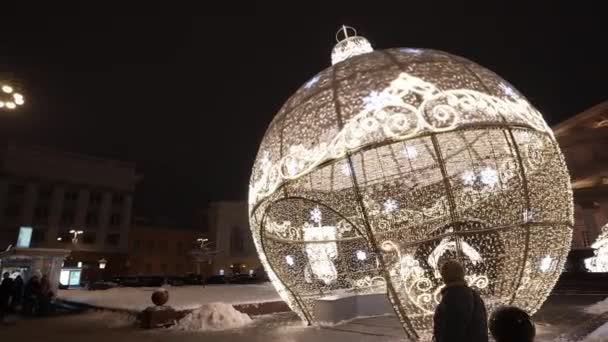 Moskva, Ryssland-december 2021: Nyårsbelysning på stadens gator, ljusdekorationer under det nya året, semesterutsikt över kvällsgatorna. i mörkret. Folk går och har roligt — Stockvideo