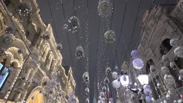 Moscou, Russie-décembre 2021 : Nouvel An illuminant les rues de la ville, décorations lumineuses dans la nouvelle année, vues de vacances sur les rues du soir. dans le noir. Les gens marchent et s'amusent — Video