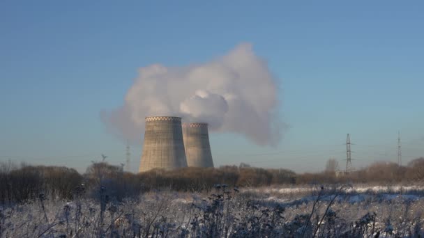 Rohre des Heizkraftwerks, aus dem im Winter Dampf austritt — Stockvideo