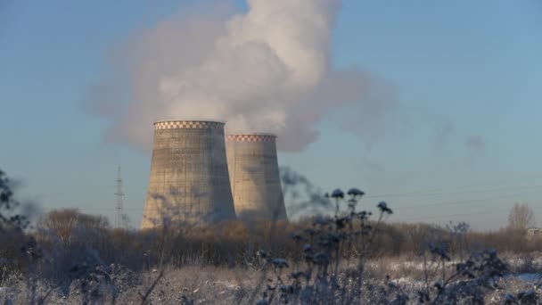 Rohre des Heizkraftwerks, aus dem im Winter Dampf austritt — Stockvideo