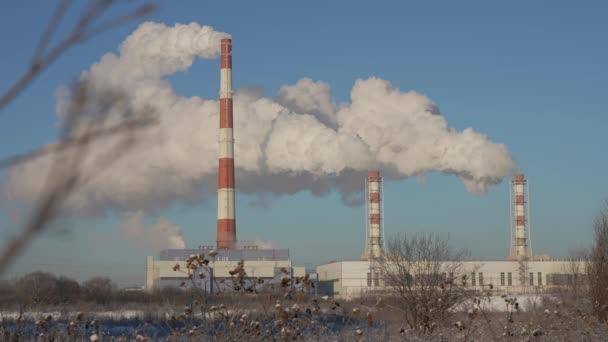 Pijpen van de warmtekrachtcentrale waaruit in de winter stoom komt — Stockvideo