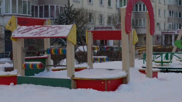 Terk edilmiş çocuklar için oyun parkı kar yağışı sonrası karla kaplı. — Stok video