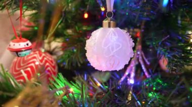 Yapay Noel ağacında Noel ağacı oyuncakları. Doli kamera görüntüsü
