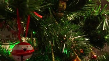 Yapay Noel ağacında Noel ağacı oyuncakları. Doli kamera görüntüsü