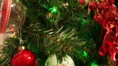 Yapay Noel ağacında Noel ağacı oyuncakları. Doli kamera görüntüsü