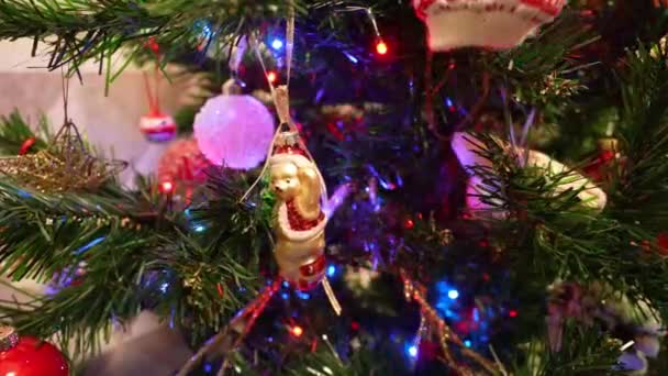 Christmas tree toys on an artificial Christmas tree close-up. Dolly camera shot — Vídeo de Stock