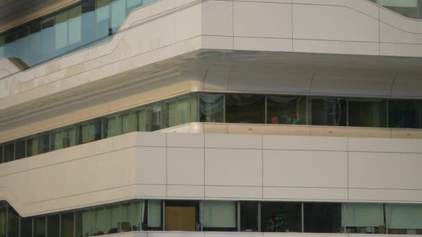 現代の未来的な建物のファサードと窓は冬の終わりです。近代的なオフィスビル。美しいビジネスセンター — ストック動画