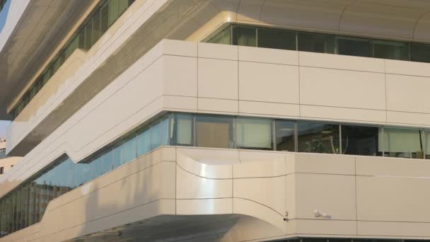 The facade and windows of the modern futuristic building are close-ups of winter. Modern office building. Beautiful business center — Stockvideo