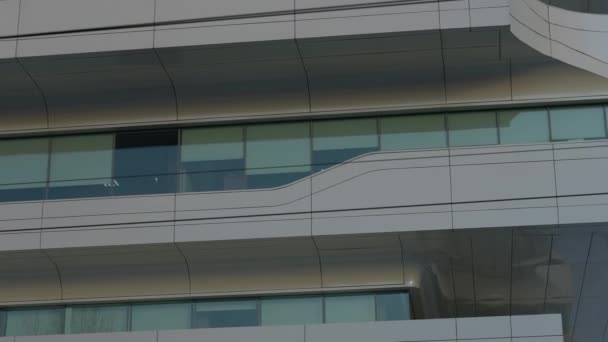 Η πρόσοψη και τα παράθυρα του σύγχρονου φουτουριστικού κτιρίου είναι κοντινά πλάνα του χειμώνα. Σύγχρονο κτίριο γραφείων. Όμορφο επιχειρηματικό κέντρο — Αρχείο Βίντεο