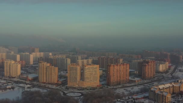 Edifícios residenciais de uma área de dormir moderna em Moscou em um dia ensolarado brilhante no inverno. Vista aérea — Vídeo de Stock