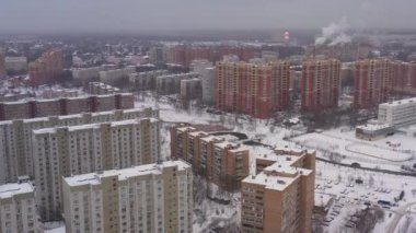 Kışın uyuma alanının modern evlerinin ortasındaki nehir. Hava görünümü