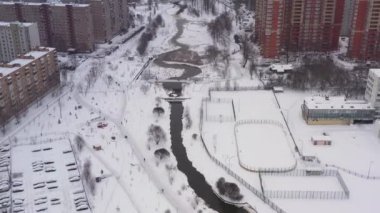 Kışın uyuma alanının modern evlerinin ortasındaki nehir. Hava görünümü