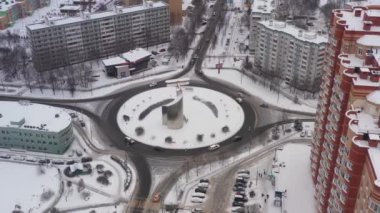 Kışın modern bir bölgede bir uçağın anısına dikilmiş bir döner kavşak. Hava görünümü