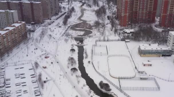 The river in the middle of modern houses of the sleeping area in winter. Aerial view — Stock Video