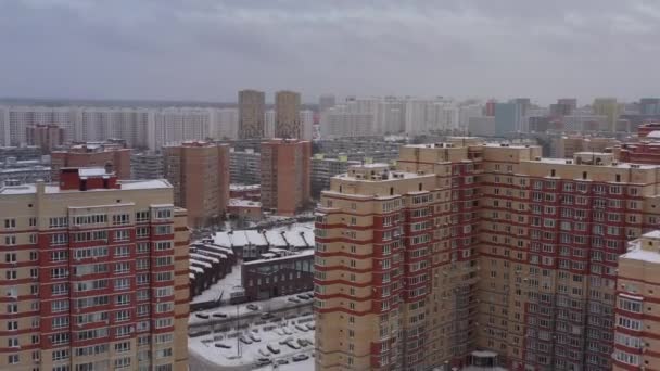 Edificios residenciales de una moderna zona de dormitorio en Moscú en un día soleado brillante en invierno. Vista aérea — Vídeos de Stock