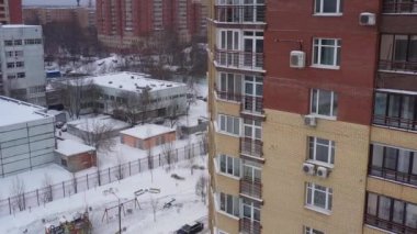 Modern tuğla ev ve kar yağdıktan sonra karla kaplı bahçe. Hava görünümü