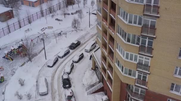 Rumah bata modern dan halaman tertutup salju setelah salju turun. Tampilan udara — Stok Video