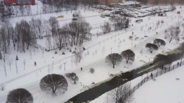 De rivier in het midden van moderne huizen van het slaapgebied in de winter. Luchtzicht — Stockvideo