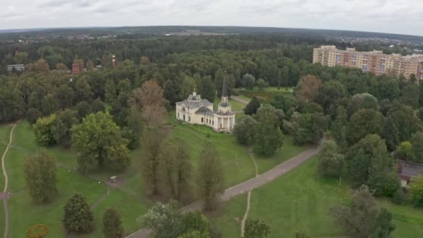 A antiga propriedade russa está localizada em um lugar pitoresco bonito. A propriedade Vvedenskoye foi construída em 1798. Vista aérea — Vídeo de Stock