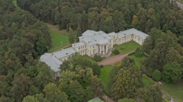 A antiga propriedade russa está localizada em um lugar pitoresco bonito. A propriedade Vvedenskoye foi construída em 1798. Vista aérea — Vídeo de Stock