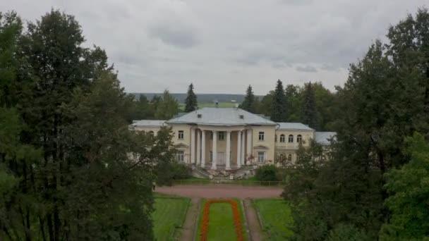 A régi orosz birtok egy festői szépségű helyen található. A Vvedenskoye birtok 1798-ban épült. Légi felvétel — Stock videók